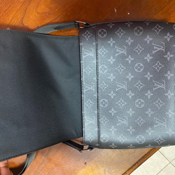 LOUIS VUITTON MESSENGER BAG - Picture 3 of 14